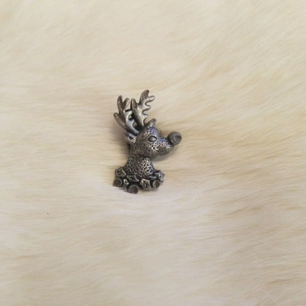 Vintage DM99 Reindeer Head Pin Pewter Brooch Christmas Rudolph Wreath 2685